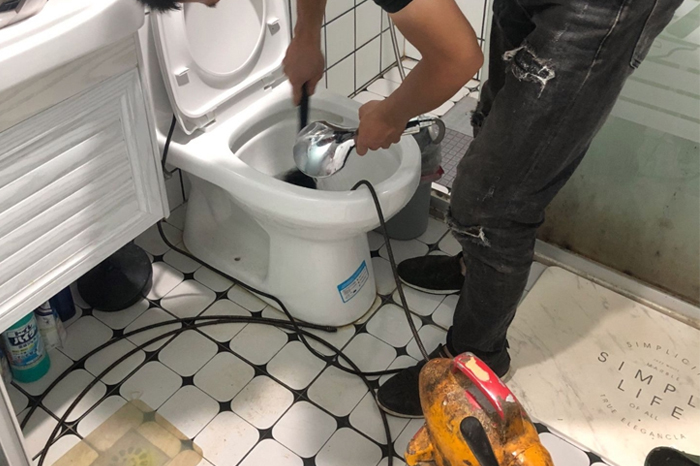 竟陵街道疏通下水道