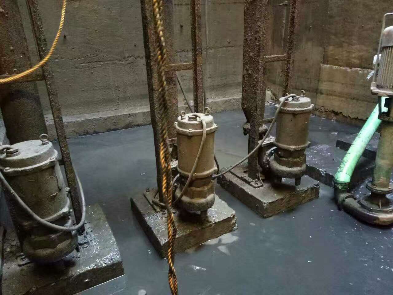 竟陵街道污水池清理