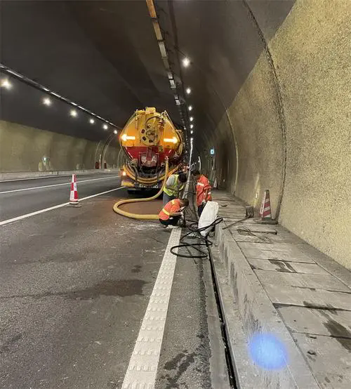 竟陵街道隧道排水渠清淤